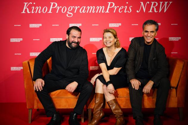 Sahin Eryilmaz, Annette Frier und Johannes Wünsche bei der 34. Verleihung der Kinoprogrammpreise NRW der Film- und Medienstiftung NRW in der olkenburg. Köln, 13.11.2024