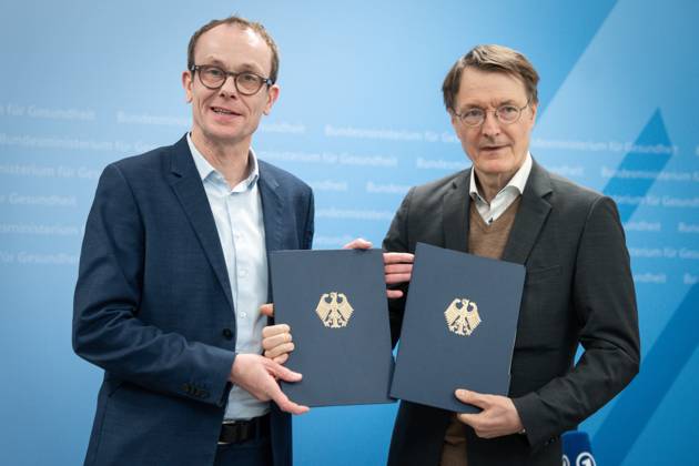 Bilder des Jahres 2024, News 11 November News Themen der Woche KW46 News Bilder des Tages Uebergabe von Reformvorschlaegen der Regierungskommission fuer eine moderne und bedarfsgerechte Krankenhausversorgung Prof. Dr. Karl Lauterbach, Bundesminister fuer Gesundheit gemeinsam mit Prof. Tom Bschor, Leiter der Regierungskommission bei der Uebergabe von Reformvorschlaegen der Regierungskommission fuer eine moderne und bedarfsgerechte Krankenhausversorgung, Geburtshilfe und Buerokratieabbau im Bundesgesundheitsministerium, Berlin , 14.11.2024 Berlin Berlin Deutschland