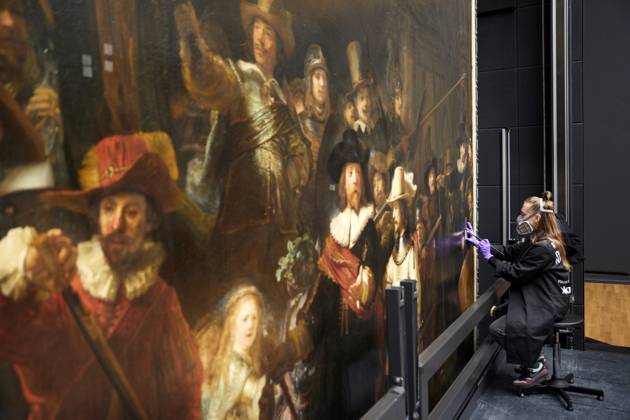 Restoration of Rembrandt s Night Watch begins After five years of exhaustive research and analysis utilising the most advanced techniques, from digital imaging to scientific and material-technical research, from computer science to artificial intelligence, a team of eight restorers today begin the restoration of The Night Watch by removing the varnish from the painting. This marks the beginning of the second phase of Operation Night Watch, the largest research and restoration project ever undertaken for Rembrandt™s masterpiece. The removal of the old varnish aims to optimally preserve the painting for the future. The work, conducted with microscopic precision, takes place in full view of the public within the glass-enclosed space in the  Copyright: xRijksmuseumx xAvalonx 0934439199