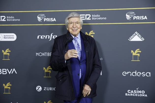 Photocall prior to the gala of the Ondas Awards 2024 The producer and composer Manuel Alejandro during the photocall prior to the gala of the Ondas Awards at the Liceu, on November 14, 2024, in Barcelona, Catalonia Spain The Ondas Awards, created in 1945, are awarded annually by the Promotora de Informaciones S A Grupo PRISA through Radio Barcelona of Cadena SER, with the aim of rewarding the quality and popularity of productions, as well as professional careers in radio, television, music and radio advertising 14 NOVEMBER 2024 ONDAS AWARDS PHOTOCALL POSED FAMOSOSOS PREMIOS RADIO TELEVISIÓN Kike Rincó Barcelona Catalunya Catalunya Barcelona Catalunya Espana Copyright: xKikexRinconx 6341398