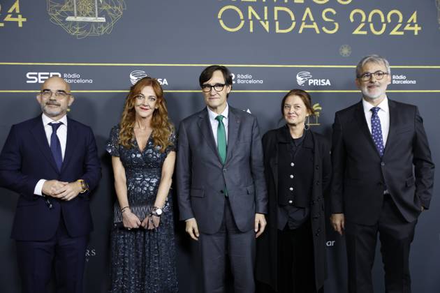 Photocall prior to the gala of the Ondas Awards 2024 The president of the Generalitat, Salvador Illa c , during the photocall prior to the gala of the Ondas Awards at the Liceu, on November 14, 2024, in Barcelona, Catalonia Spain The Ondas Awards, created in 1945, are awarded annually by the Promotora de Informaciones S A Grupo PRISA through Radio Barcelona de la Cadena SER, with the aim of rewarding the quality and popularity of productions, as well as professional careers in radio, television, music and radio advertising 14 NOVEMBER 2024 ONDAS AWARDS PHOTOCALL POSED FAMOSOSOS PREMIOS RADIO TELEVISIÓN Kike Rincó Barcelona Catalunya Catalunya Barcelona Catalunya Espana Copyright: xKikexRinconx 6341416