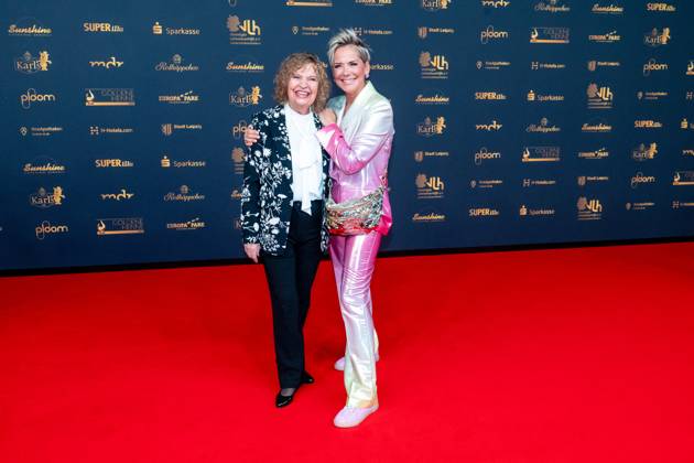 Leipzig - 30. Goldene Henne Preisverleihung in der Messe Leipzig 15.11.2024 Leipzig, Messe Im Foto: Inka Bause, Moderatorin (rechts) Am Freitagabend findet die Verleihung Goldene Henne 2024, gemeinsam veranstaltet von SuperIllu und MDR-Fernsehen, wieder in Leipzig statt. Deutschlands größter Publikumspreis wird dieses Jahr zum 30. Mal vergeben. Dazu eingeladen sind zahlreiche regionale, nationale und internationale Stars. Die Preisverleihung findet in der Messe Leipzig statt. Leipzig Messe Leipzig Sachsen Deutschland Copyright: xEHLxMedia Erik-HolmxLanghofx 20241115_goldene-henne-ehl-1_2