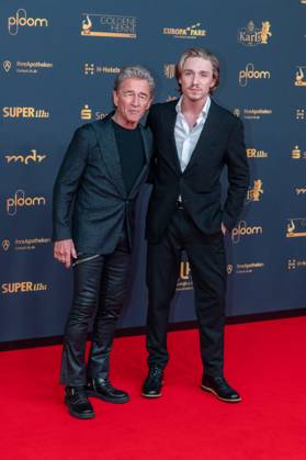 Entertainment Themen der Woche KW46 Entertainment Bilder des Tages Leipzig - 30. Goldene Henne Preisverleihung in der Messe Leipzig 15.11.2024 Leipzig, Messe Im Foto: Peter Maffay, Sänger mit Sohn Yaris Maffay Am Freitagabend findet die Verleihung Goldene Henne 2024, gemeinsam veranstaltet von SuperIllu und MDR-Fernsehen, wieder in Leipzig statt. Deutschlands größter Publikumspreis wird dieses Jahr zum 30. Mal vergeben. Dazu eingeladen sind zahlreiche regionale, nationale und internationale Stars. Die Preisverleihung findet in der Messe Leipzig statt. Leipzig Messe Leipzig Sachsen Deutschland Copyright: xEHLxMedia Erik-HolmxLanghofx 20241115_goldene-henne-ehl-1_16