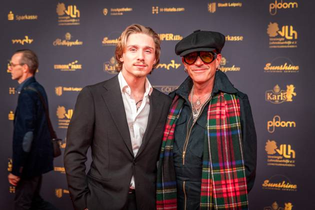 30. Verleihung der Goldenen Henne in Leipzig. Der MDR (Mitteldeutsche Rundfunk) produziert in Zusammenarbeit mit Super Illu den größten Publikumspreis in Ostddeutschland. Hier der Sohn von Peter Maffay Yaris Makkay zusammen mit Pascal Kravetz Goldene Henne 2024