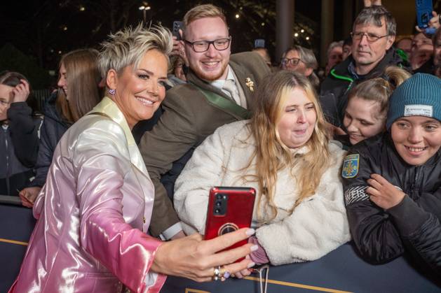 Leipzig - 30. Goldene Henne Preisverleihung in der Messe Leipzig 15.11.2024 Leipzig, Messe Im Foto: Inka Bause, Moderatorin mit Fans Am Freitagabend findet die Verleihung Goldene Henne 2024, gemeinsam veranstaltet von SuperIllu und MDR-Fernsehen, wieder in Leipzig statt. Deutschlands größter Publikumspreis wird dieses Jahr zum 30. Mal vergeben. Dazu eingeladen sind zahlreiche regionale, nationale und internationale Stars. Die Preisverleihung findet in der Messe Leipzig statt. Leipzig Messe Leipzig Sachsen Deutschland Copyright: xEHLxMedia ChrisxLässigx 20241115_inka-bause_2