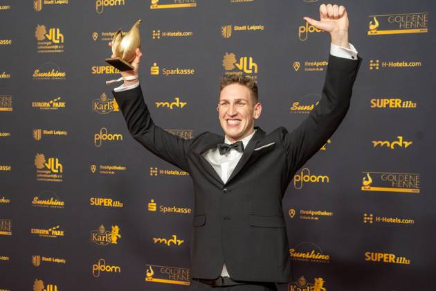 Leipzig - 30. Goldene Henne Preisverleihung in der Messe Leipzig 15.11.2024 Leipzig, Messe Im Foto: Lukas Märtens, Schwimmer, Gewinner Goldene Henne Kategorie Sport Am Freitagabend findet die Verleihung Goldene Henne 2024, gemeinsam veranstaltet von SuperIllu und MDR-Fernsehen, wieder in Leipzig statt. Deutschlands größter Publikumspreis wird dieses Jahr zum 30. Mal vergeben. Dazu eingeladen sind zahlreiche regionale, nationale und internationale Stars. Die Preisverleihung findet in der Messe Leipzig statt. Leipzig Messe Leipzig Sachsen Deutschland Copyright: xEHLxMedia ChrisxLässigx 20241115_goldene-henne-sport_2
