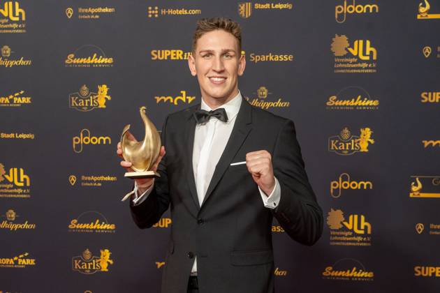 Leipzig - 30. Goldene Henne Preisverleihung in der Messe Leipzig 15.11.2024 Leipzig, Messe Im Foto: Lukas Märtens, Schwimmer, Gewinner Goldene Henne Kategorie Sport Am Freitagabend findet die Verleihung Goldene Henne 2024, gemeinsam veranstaltet von SuperIllu und MDR-Fernsehen, wieder in Leipzig statt. Deutschlands größter Publikumspreis wird dieses Jahr zum 30. Mal vergeben. Dazu eingeladen sind zahlreiche regionale, nationale und internationale Stars. Die Preisverleihung findet in der Messe Leipzig statt. Leipzig Messe Leipzig Sachsen Deutschland Copyright: xEHLxMedia ChrisxLässigx 20241115_goldene-henne-sport_8