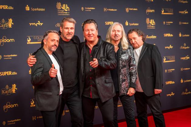 30. Verleihung der Goldenen Henne in Leipzig. Der MDR (Mitteldeutsche Rundfunk) produziert in Zusammenarbeit mit Super Illu den größten Publikumspreis in Ostddeutschland. Hier die ostrock band Karat (Claudius Dreilich, Bernd Römer) Goldene Henne 2024