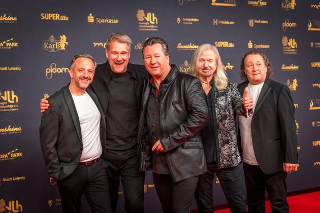 30. Verleihung der Goldenen Henne in Leipzig. Der MDR (Mitteldeutsche Rundfunk) produziert in Zusammenarbeit mit Super Illu den größten Publikumspreis in Ostddeutschland. Hier die ostrock band Karat (Claudius Dreilich, Bernd Römer) Goldene Henne 2024