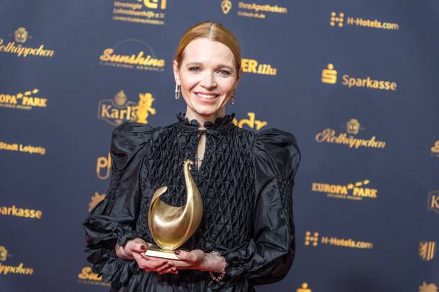 30. Verleihung der Goldenen Henne in Leipzig. Der MDR (Mitteldeutsche Rundfunk) produziert in Zusammenarbeit mit Super Illu den größten Publikumspreis in Ostddeutschland. In der Kategorie Schauspieler hat Karoline Herfurth die Goldene Henne 2024 gewonnen. Hier mit ihrem Preis. Goldene Henne 2024