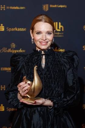 Award - 30. Goldene Henne 2024 - Carpet Karoline Herfurth auf dem roten Teppich der 30. Goldenen Henne 2024 in der Messe Leipzig am 15.11.2024. Copyright: xEventpressxKochanx