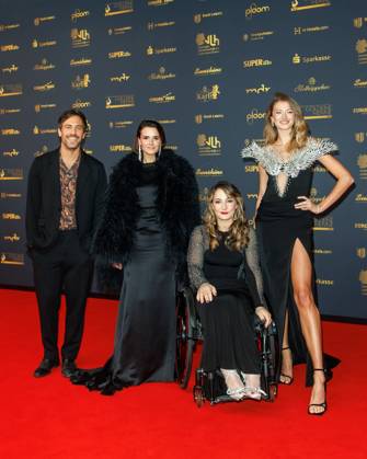 Entertainment Bilder des Tages Award - 30. Goldene Henne 2024 - Carpet Max Giesinger, Yara Hoffmann, Kristina Vogel und Leony (Leonie Burger) auf dem roten Teppich der 30. Goldenen Henne 2024 in der Messe Leipzig am 15.11.2024. Copyright: xEventpressxKochanx