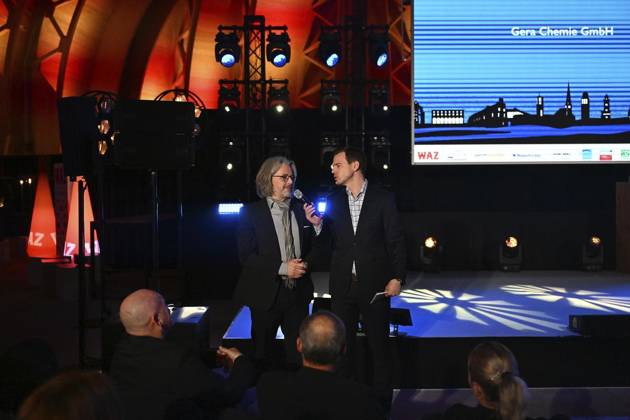 RECORD DATE NOT STATED Verleihung des 2. Wirtschaftspreises der Stadt Mülheim an der Ruhr ** NUR FÜR REDAKTIONELLE ZWECKE ** EDITORIAL USE ONLY **<p>Gerd Kleemeyer (Gera Chemie) mit Moderator Aljoscha Höhn beim Wirtschaftspreis am Freitag, 15.11.2024. D NRW Duisburg Copyright: OliverxMueller