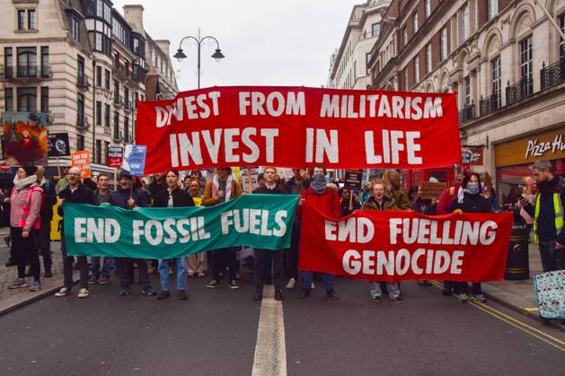 Bilder des Jahres 2024, News 11 November News Themen der Woche KW46 News Bilder des Tages November 16, 2024, London, England, UK: Protesters march in Central London demanding climate justice and an end to fossil fuels, and in solidarity with Palestine, as COP29 continues in Azerbaijan. London UK - ZUMAv130 20241116_zip_v130_008 Copyright: xVukxValcicx