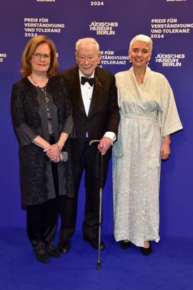 Michael Blumenthamit seiner Frau Barbara (geb. Bennett), Hetty Berg, Direktorin des Juedischen Museums Ankunft, blauer Teppichc zur Preisverleihung fuer Verständigung und Toleranz im Jüdischen Museum in Berlin, am 16.11.2024
