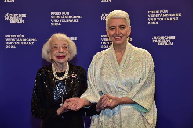 Margot Friedlaender, Hetty Berg, Direktorin des Juedischen Museums Ankunft, blauer Teppichc zur Preisverleihung fuer Verständigung und Toleranz im Jüdischen Museum in Berlin, am 16.11.2024