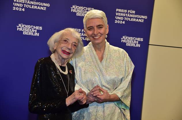 Margot Friedlaender, Hetty Berg, Direktorin des Juedischen Museums Ankunft, blauer Teppichc zur Preisverleihung fuer Verständigung und Toleranz im Jüdischen Museum in Berlin, am 16.11.2024