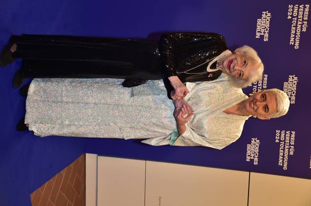 Margot Friedlaender, Hetty Berg, Direktorin des Juedischen Museums Ankunft, blauer Teppichc zur Preisverleihung fuer Verständigung und Toleranz im Jüdischen Museum in Berlin, am 16.11.2024