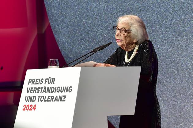 Margot Friedlaender Ankunft, blauer Teppichc zur Preisverleihung fuer Verständigung und Toleranz im Jüdischen Museum in Berlin, am 16.11.2024