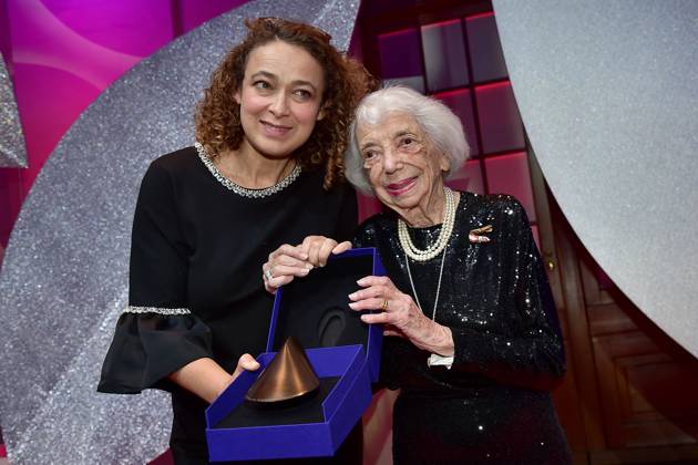Delphine Horvilleur und Margot Friedlaender erhalten beide den Preis Ankunft, blauer Teppichc zur Preisverleihung fuer Verständigung und Toleranz im Jüdischen Museum in Berlin, am 16.11.2024