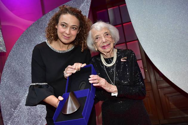 Bilder des Jahres 2024, Entertainment 11 November Entertainment Themen der Woche KW46 Entertainment Bilder des Tages Delphine Horvilleur und Margot Friedlaender erhalten beide den Preis Ankunft, blauer Teppichc zur Preisverleihung fuer Verständigung und Toleranz im Jüdischen Museum in Berlin, am 16.11.2024