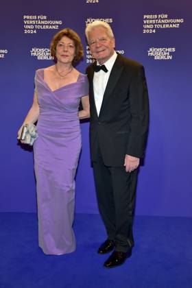 Preisverleihung fuer Verständigung und Toleranz Joachim Gauck mit Daniela Schadt Preisverleihung fuer Verständigung und Toleranz im Jüdischen Museum in Berlin, am 16.11.2024