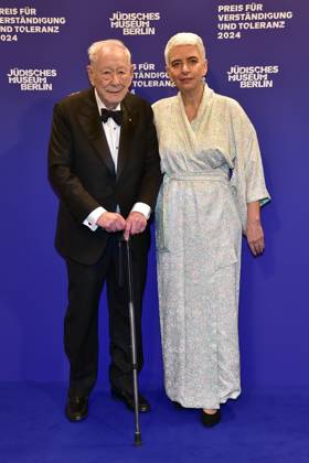 Preisverleihung fuer Verständigung und Toleranz Michael Blumenthal, Hetty Berg, Direktorin des Juedischen Museums Ankunft, blauer Teppich zur Preisverleihung fuer Verständigung und Toleranz im Jüdischen Museum in Berlin, am 16.11.2024