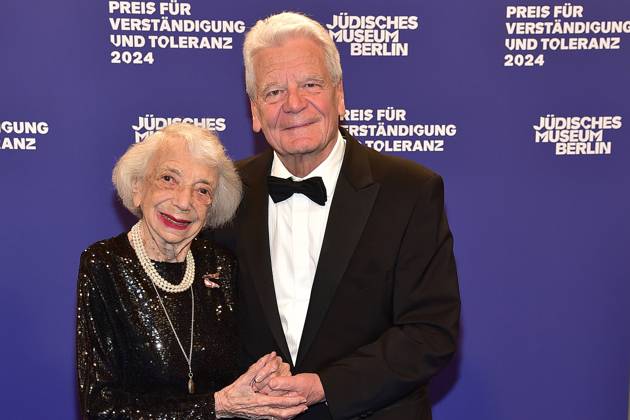 Preisverleihung fuer Verständigung und Toleranz Margot Friedlaender mit Joachim Gauck Ankunft, blauer Teppichc zur Preisverleihung fuer Verständigung und Toleranz im Jüdischen Museum in Berlin, am 16.11.2024