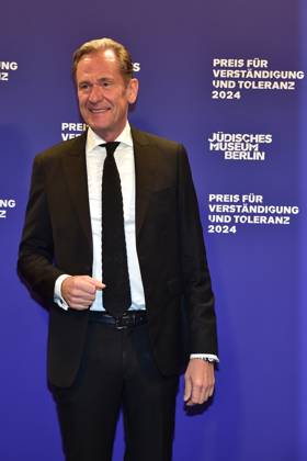 Preisverleihung fuer Verständigung und Toleranz Mathias Döpfner, VV Axel Springer Ankunft, blauer Teppichc zur Preisverleihung fuer Verständigung und Toleranz im Jüdischen Museum in Berlin, am 16.11.2024