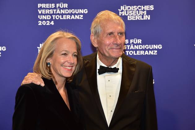 Preisverleihung fuer Verständigung und Toleranz Ulörich Wickert mit Ehefrau Julia Jaekelt Ankunft, blauer Teppichc zur Preisverleihung fuer Verständigung und Toleranz im Jüdischen Museum in Berlin, am 16.11.2024