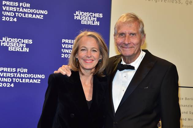 Preisverleihung fuer Verständigung und Toleranz Ulörich Wickert mit Ehefrau Julia Jaekelt Ankunft, blauer Teppichc zur Preisverleihung fuer Verständigung und Toleranz im Jüdischen Museum in Berlin, am 16.11.2024