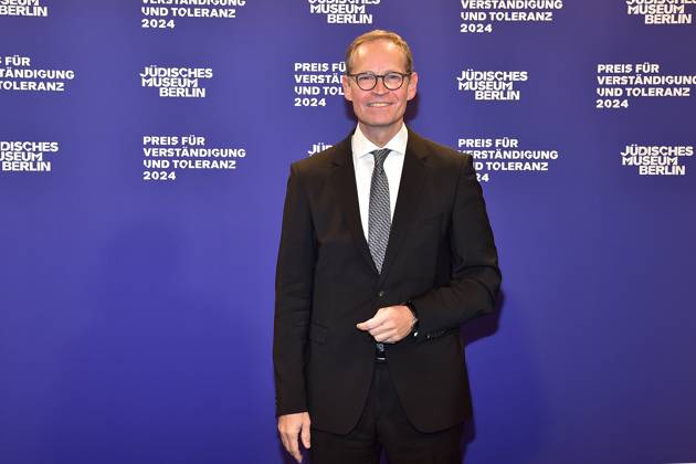 Preisverleihung fuer Verständigung und Toleranz Michael Mueller Ankunft, blauer Teppich zur Preisverleihung fuer Verständigung und Toleranz im Jüdischen Museum in Berlin, am 16.11.2024