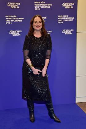 Preisverleihung fuer Verständigung und Toleranz Natalia Wörner Ankunft, blauer Teppich zur Preisverleihung fuer Verständigung und Toleranz im Jüdischen Museum in Berlin, am 16.11.2024