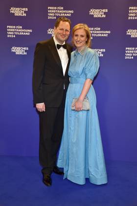 Preisverleihung fuer Verständigung und Toleranz Georg Friedrich Prinz von Preußen mit Ehefrau Sophie Prinzessin von Isenburg Ankunft, blauer Teppich zur Preisverleihung fuer Verständigung und Toleranz im Jüdischen Museum in Berlin, am 16.11.2024