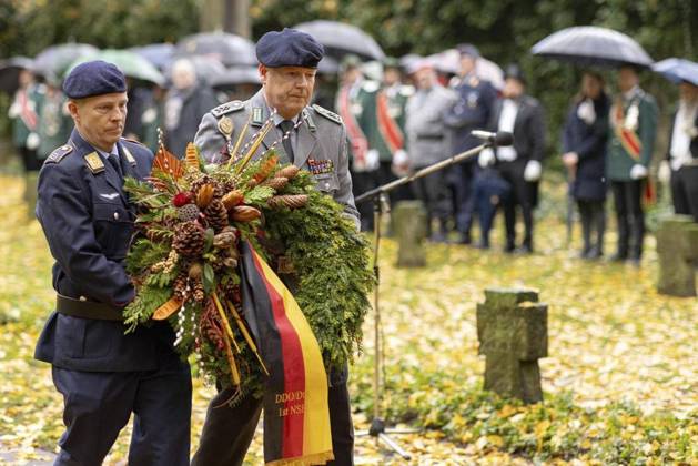 Bilder des Jahres 2024, News 11 November News Themen der Woche KW46 News Bilder des Tages Wesel: Volkstrauertag ** NUR FÜR REDAKTIONELLE ZWECKE ** EDITORIAL USE ONLY **<p>Angehörige der Bundeswehr tragen einen Kranz am Sonntag, 10. November 2024 bei der Gedenkveranstaltung zum Volkstrauertag auf dem Friedhof an der Caspar-Baur-Str. in Wesel. Wesel Copyright: KarlxBanski