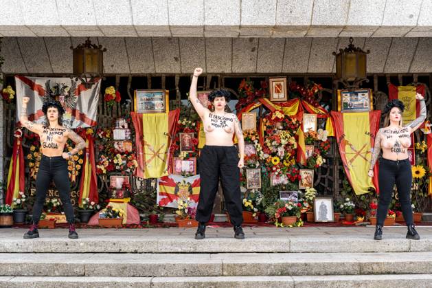 Bilder des Jahres 2024, News 11 November News Themen der Woche KW47 FEMEN holds a protest against the tributes for Francos death on 20N FEMEN activists with messages written on their chests against fascism during a FEMEN protest, at the Francos pantheon, in the Mingorrubio Cemetery, on November 18, 2024, in Madrid Spain FEMEN has held this protest against the tributes that will be held on November 20 for the 49th anniversary of his death 18 NOVEMBER 2024 Diego Radamé Espana  Copyright: xDiegoxRadamÃ sx 6347718
