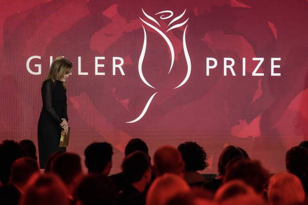 November 18, 2024, Toronto, On, CAN: Elana Rabinovitch the Executive Director of Giller Prize stands on stage during the awards ceremony in Toronto, Monday, Nov. 18, 2024. Toronto CAN  - ZUMAc35_ 20241118_zaf_c35_169 Copyright: xChrisxYoungx