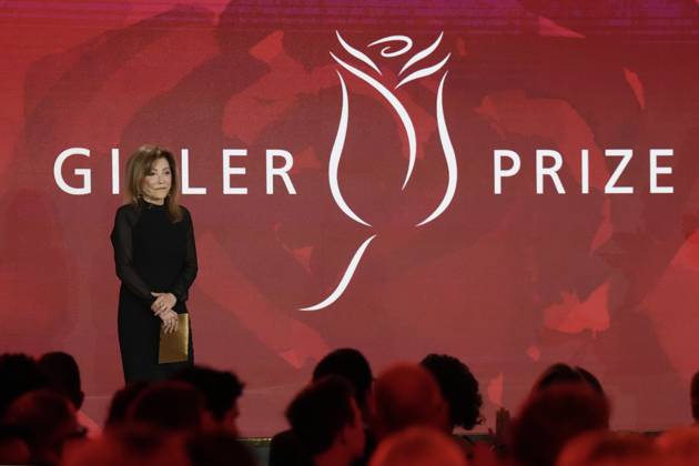 November 18, 2024, Toronto, On, CAN: Elana Rabinovitch the Executive Director of Giller Prize stands on stage during the awards ceremony in Toronto, Monday, Nov. 18, 2024. Toronto CAN  - ZUMAc35_ 20241118_zaf_c35_170 Copyright: xChrisxYoungx