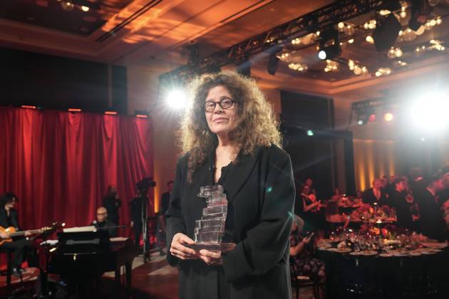 Bilder des Jahres 2024, Entertainment 11 November Entertainment Themen der Woche KW47 Entertainment Bilder des Tages November 18, 2024, Toronto, On, CAN: Anne Michaels accepts the Giller Prize for her book Held at a ceremony in Toronto, Monday, Nov. 18, 2024. Toronto CAN  - ZUMAc35_ 20241118_zaf_c35_187 Copyright: xChrisxYoungx