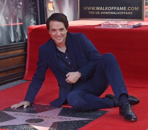 Bilder des Jahres 2024, Entertainment 11 November Entertainment Themen der Woche KW47 Entertainment Bilder des Tages Ralph Macchio erhält Stern auf dem Hollywood Walk of Fame in Los Angeles Actor and director Ralph Macchio savors the moment during an unveiling ceremony honoring him with the 2,795th star on the Hollywood Walk of Fame in Los Angeles on Wednesday, November 20, 2024.  LAP2024112007 JIMxRUYMEN