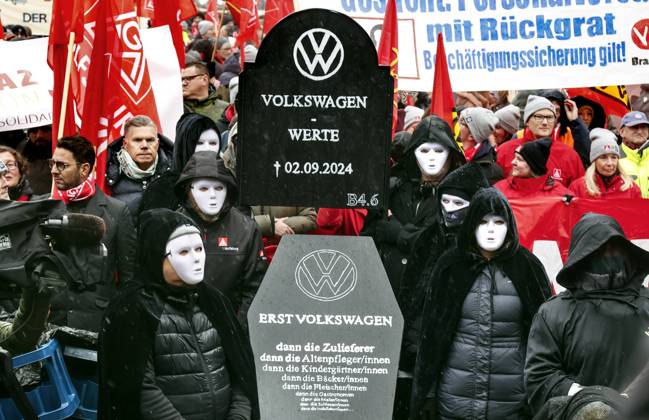 Bilder des Jahres 2024, News 11 November News Themen der Woche KW47 News Bilder des Tages IG Metall Demo Volkswagen Ein symbolischer VW Sarg wird von Volkswagen Mitarbeiteinnen zu den Tarifverhandlungen von Volkswagen und IG Metall vor der Volkswagen Arena getragen, aus Protest gegen Werkschließungen und Entlassungen, Wolfsburg, 21.11.2024. Wolfsburg Niedersachsen Deutschland