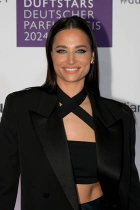 Deutscher Parfumpreis Duftstars am 21.11.2024 in der Rheinterrasse in Düsseldorf Die Verleihung des Deutschen Parfumpreises Duftstars findet am 21.11.2024 in der Rheinterrasse in Düsseldorf statt. Amira Aly ( Moderatorin )