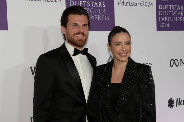 Deutscher Parfumpreis Duftstars am 21.11.2024 in der Rheinterrasse in Düsseldorf Die Verleihung des Deutschen Parfumpreises Duftstars findet am 21.11.2024 in der Rheinterrasse in Düsseldorf statt. Jonas Hofmann ( Fußballer ), links und seine Ehefrau Laura Hofmann