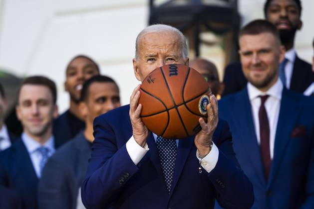 Bilder des Jahres 2024, News 11 November News Themen der Woche KW47 News Bilder des Tages US President Joe Biden pretends to shoot a basketball while welcoming the 2024 NBA champion Boston Celtics to the White House in Washington, DC, USA, 21 November 2024. President Biden accepted a Celtics jersey with his name on it from Celtics players Jayson Tatum and Derrick White.  WASP20241121156 JIMxLOxSCALZO