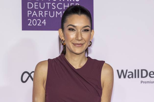 Moderatorin Nesa Peemueller bei den DUFTSTARS 2024 - Deutscher Parfumpreis Verleihung des deutschen Parfumpreises DUFTSTARS durch die Fragrance Foundation am 21.11.2023, Rheinterrassen, Duesseldorf.