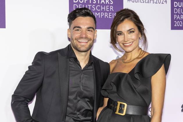 Stefano Zarrella mit Jana Ina Zarrella bei den DUFTSTARS 2024 - Deutscher Parfumpreis Verleihung des deutschen Parfumpreises DUFTSTARS durch die Fragrance Foundation am 21.11.2023, Rheinterrassen, Duesseldorf.