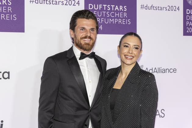 Jonas Hofmann mit Laura Hofmann. DUFTSTARS 2024 - Deutscher Parfumpreis Verleihung des deutschen Parfumpreises DUFTSTARS durch die Fragrance Foundation am 21.11.2023, Rheinterrassen, Duesseldorf.