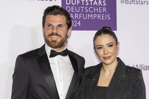 Jonas Hofmann mit Laura Hofmann. DUFTSTARS 2024 - Deutscher Parfumpreis Verleihung des deutschen Parfumpreises DUFTSTARS durch die Fragrance Foundation am 21.11.2023, Rheinterrassen, Duesseldorf.