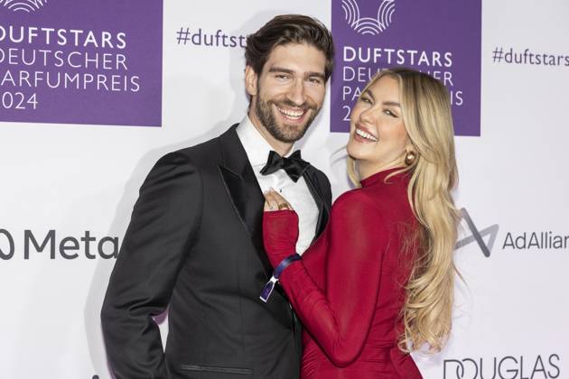 Creator Philip Deml mit Freundin Paulina Kurka bei den DUFTSTARS 2024 - Deutscher Parfumpreis Verleihung des deutschen Parfumpreises DUFTSTARS durch die Fragrance Foundation am 21.11.2023, Rheinterrassen, Duesseldorf.