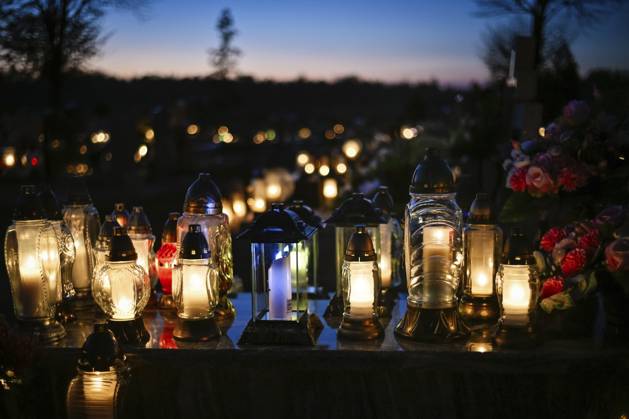 Lichter auf dem Grab an Allerseelen Lights on the grave on All Souls Day Copyright: imageBROKER PiotrxDziurman ibxpdz11790216.jpg